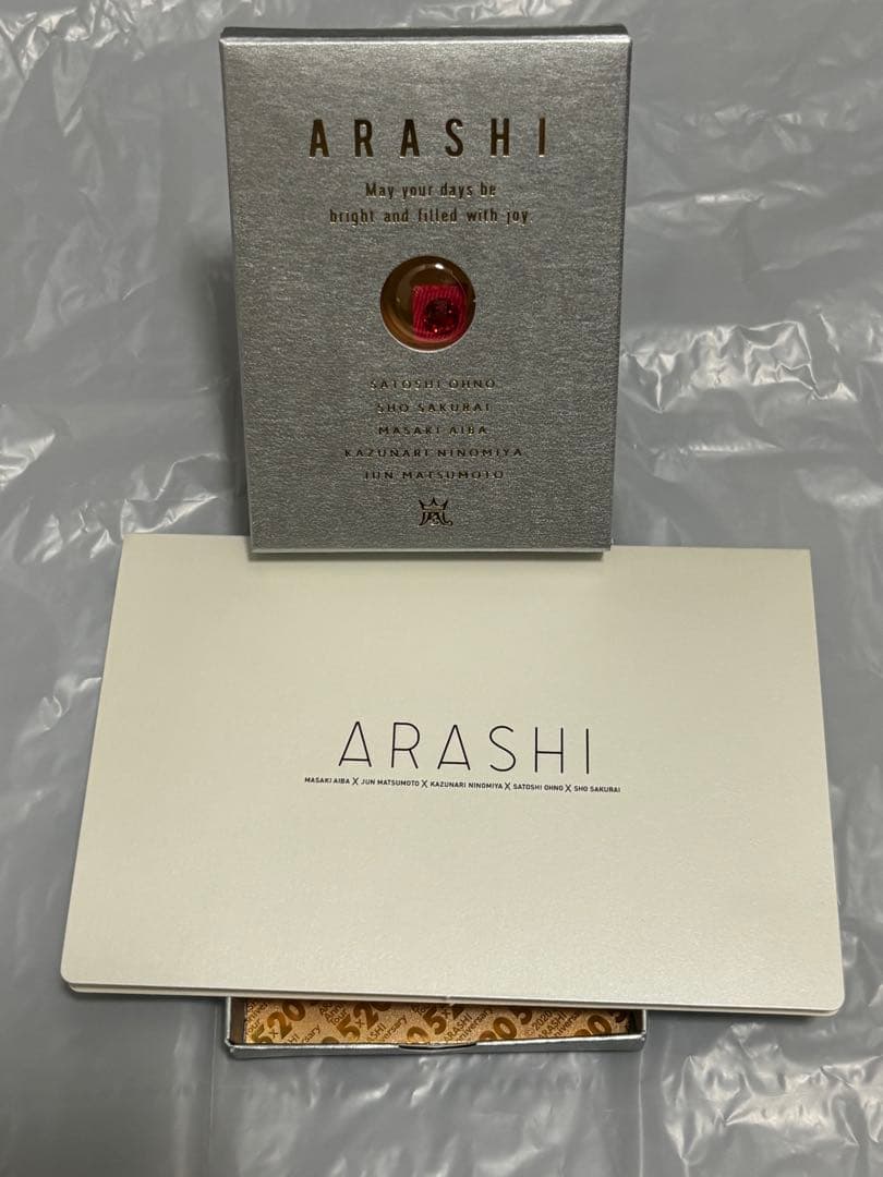 嵐　二宮和也　ベアブリック　座る嵐他　スワロフスキー赤