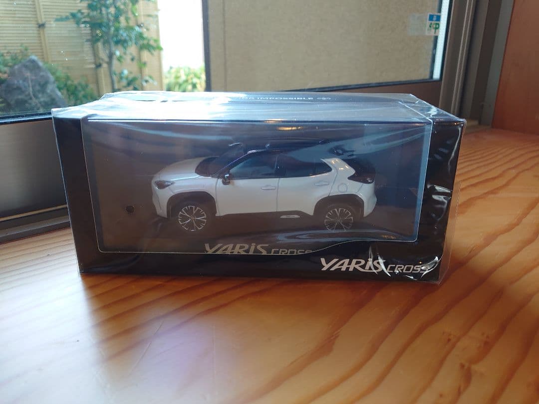 【新品】ヤリスクロス　ブラックマイカ×ホワイトパール　カラーサンプル