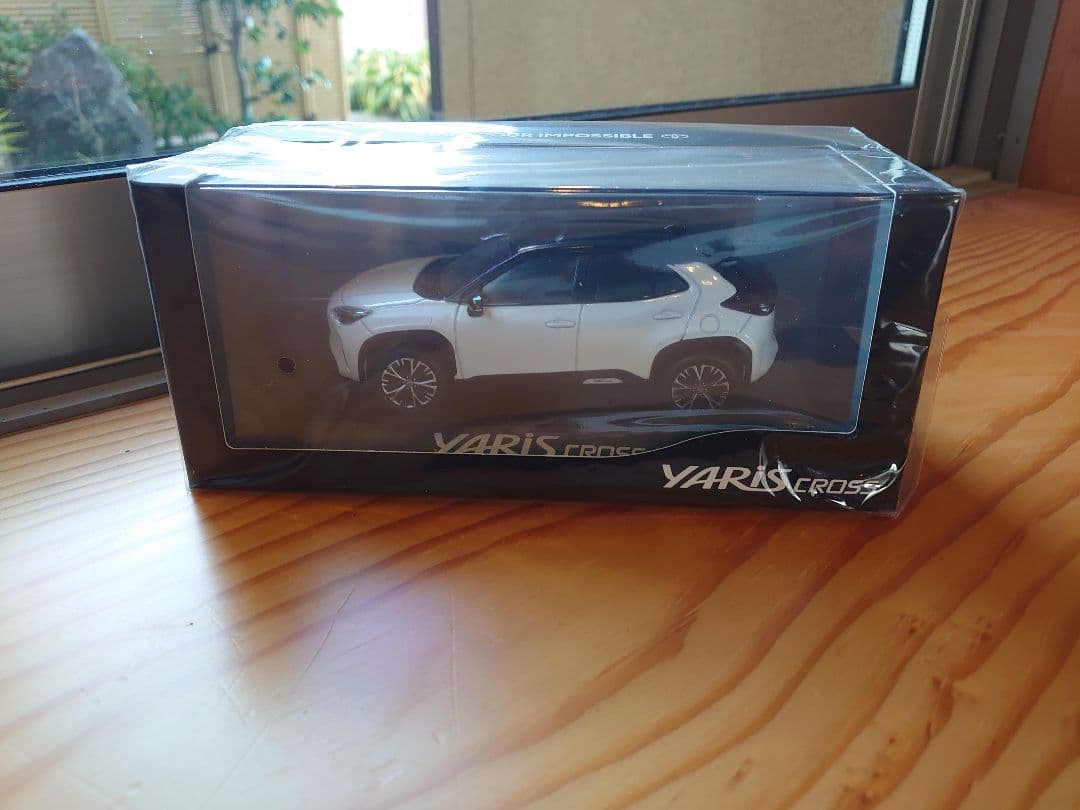 【新品】ヤリスクロス　ブラックマイカ×ホワイトパール　カラーサンプル