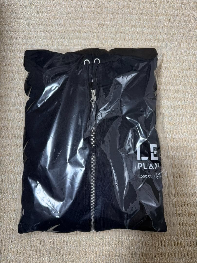 山田涼介　LEO　ビッグサイズジップパーカー