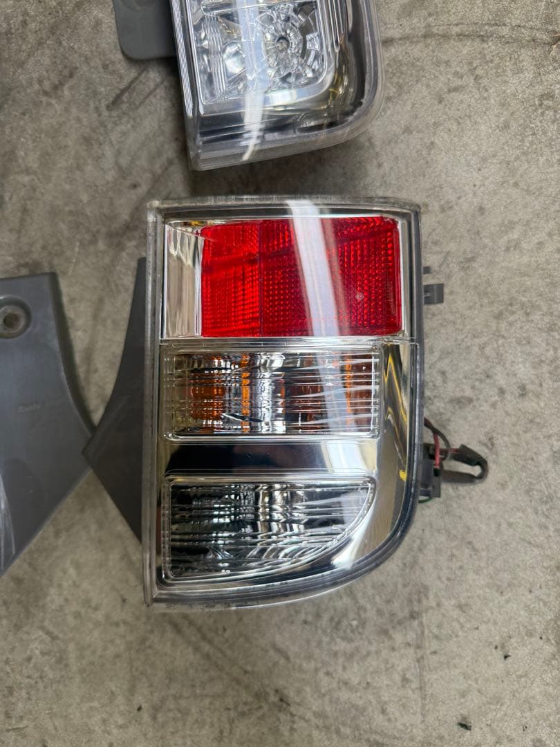 トヨタ　アイシス　後期型LED クリアテールランプ左右セット　送料込み　中古品