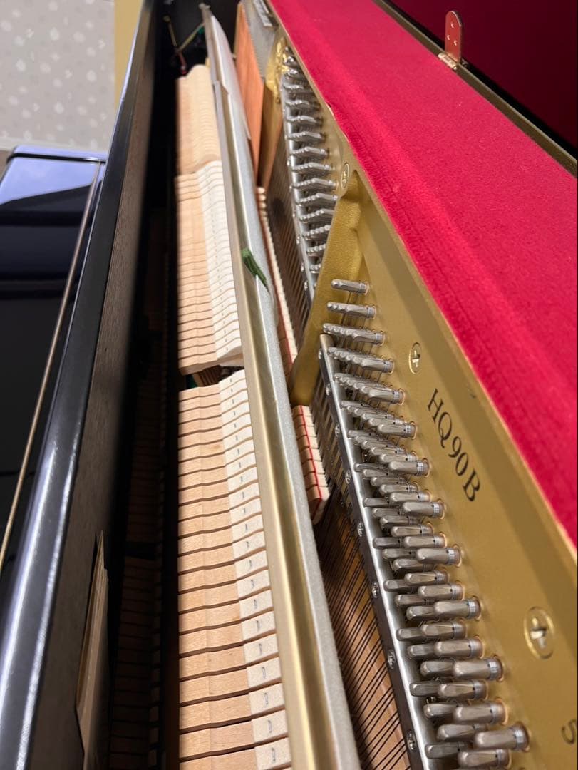 ◆光沢のある黒色のYAMAHAアップライトピアノ、椅子付き、美品◆