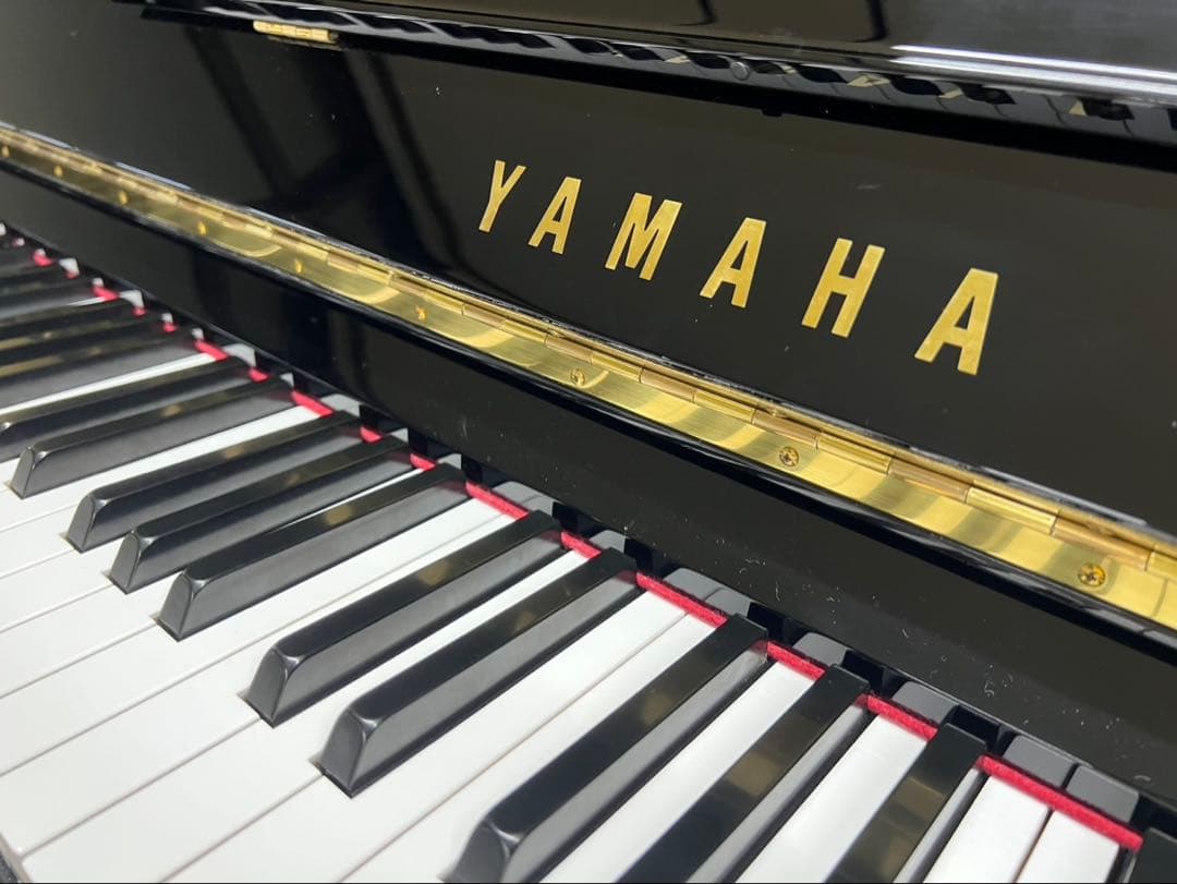◆光沢のある黒色のYAMAHAアップライトピアノ、椅子付き、美品◆