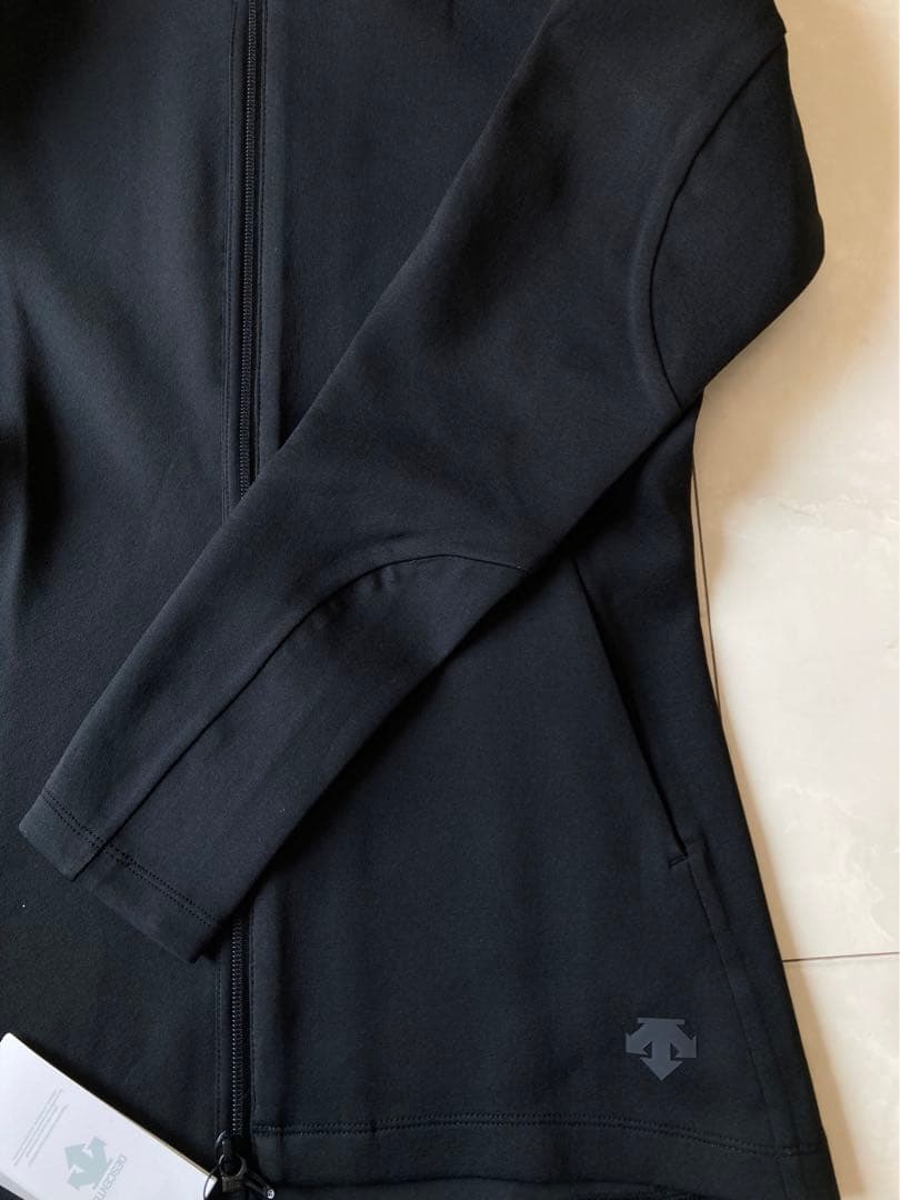新品　未使用　DESCENTE デサント　ウェア　ブラック　黒　M スポーツ