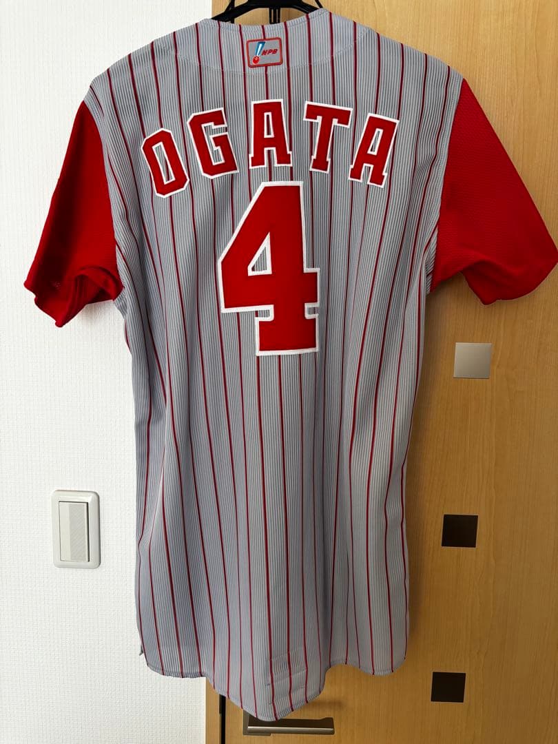 広島東洋カープ　尾形佳紀選手のLサイズ、ビジターユニフォーム　希少プロモデルです