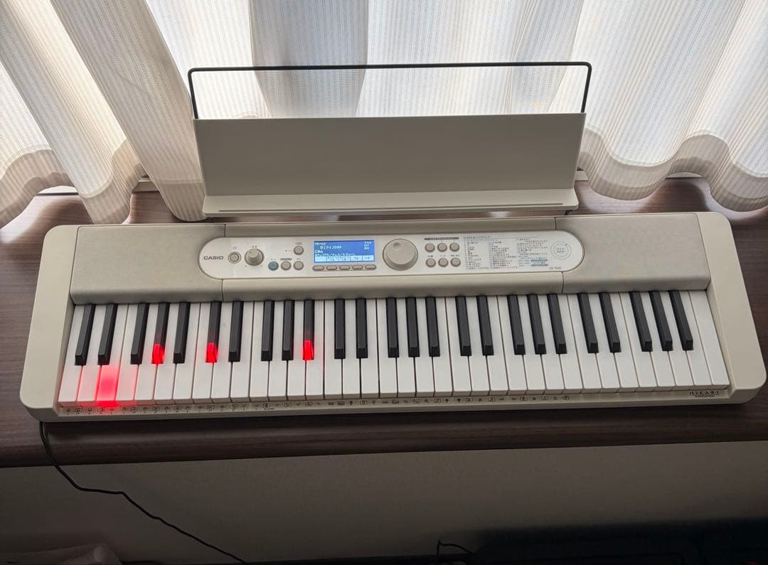 CASIO LK-520 ホワイトキーボード 61鍵 スタンド付き