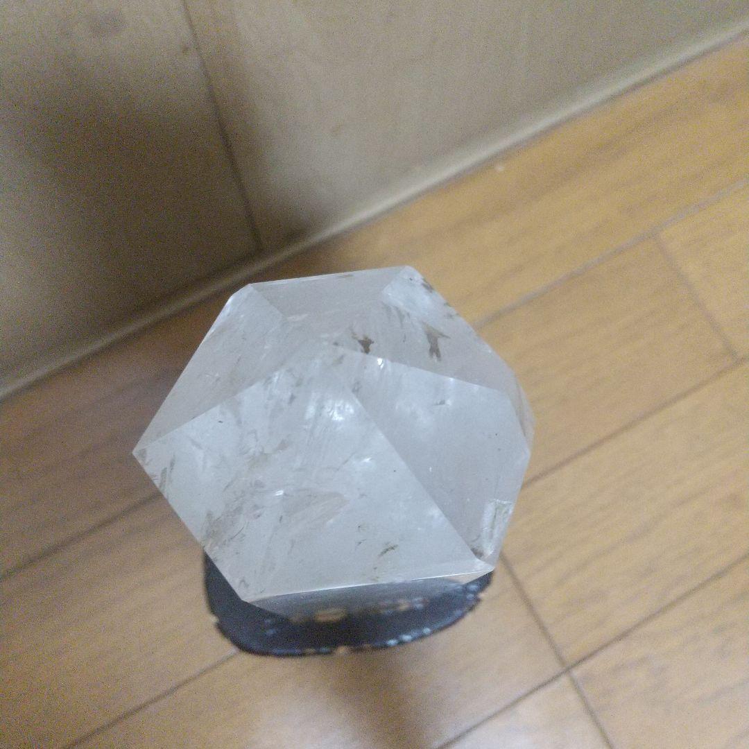 ★サンダーストーン 雷水晶 ポイント型 置物 台座付き a0440