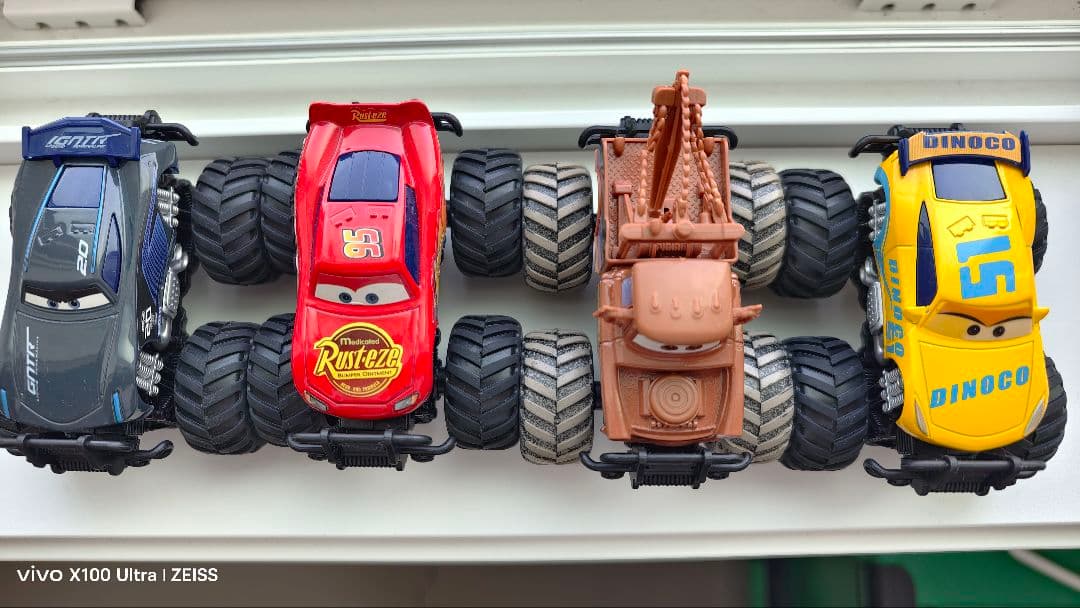 新品　カーズ　ミニカー　モンスタートラック　４点セット　箱無し