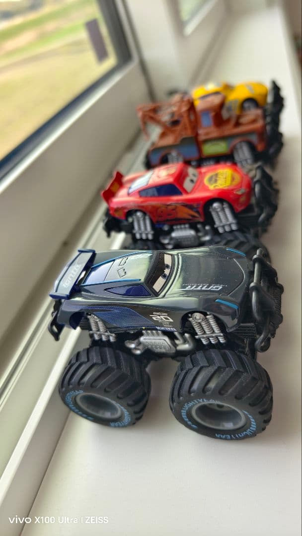 新品　カーズ　ミニカー　モンスタートラック　４点セット　箱無し