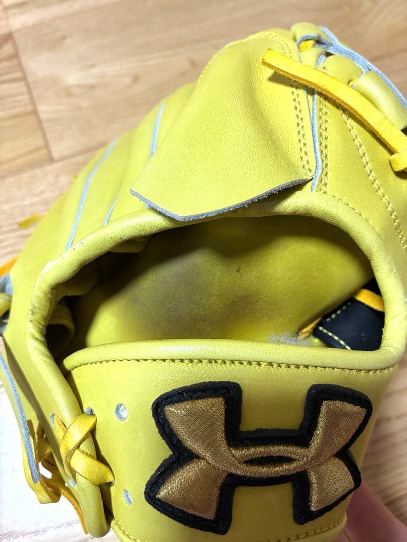 硬式グローブ　投手　ピッチャー　アンダーアーマー　Under Armour 黄色
