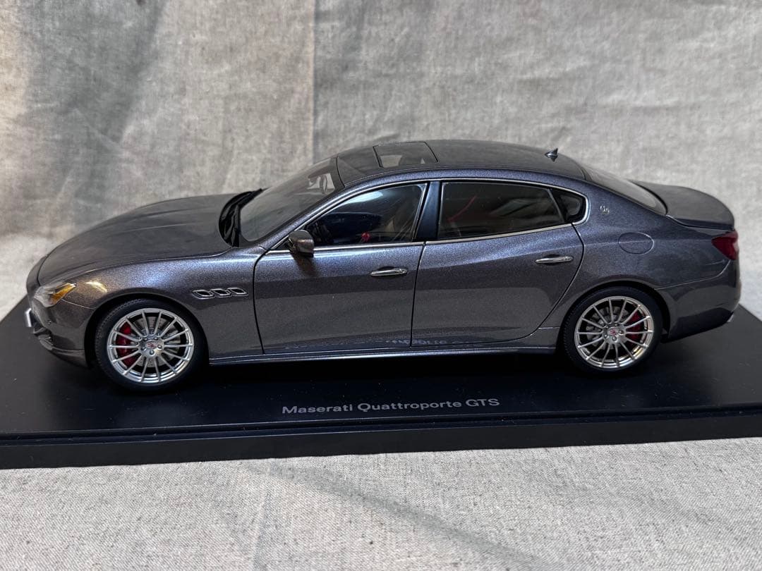 Maserati Quattroporte GTS ミニカー 1/18
