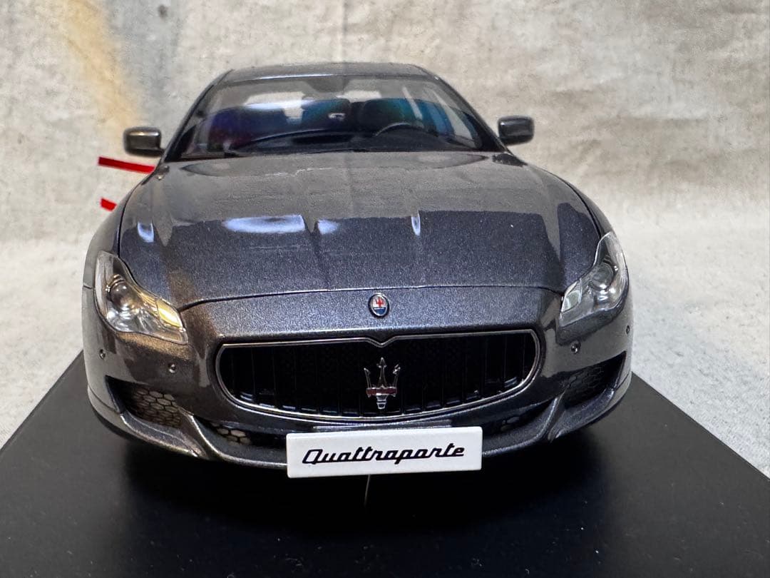 Maserati Quattroporte GTS ミニカー 1/18