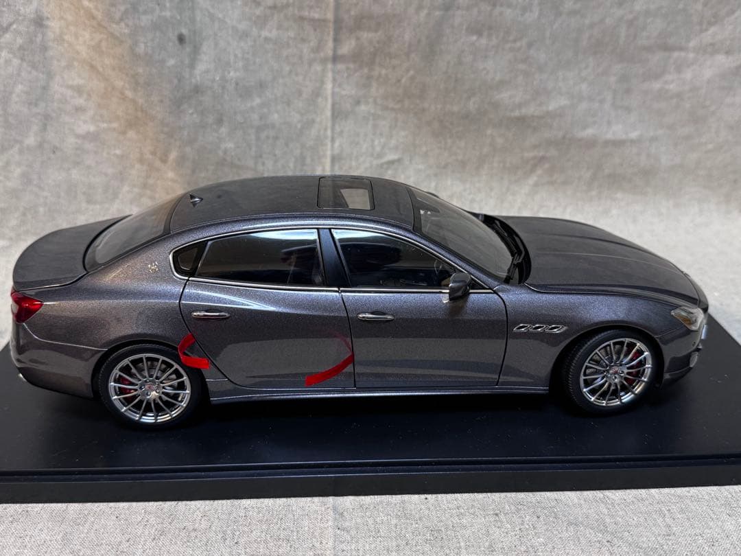 Maserati Quattroporte GTS ミニカー 1/18