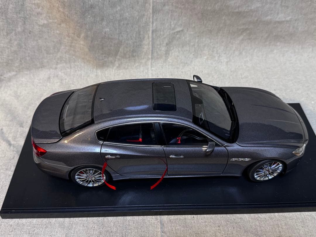 Maserati Quattroporte GTS ミニカー 1/18