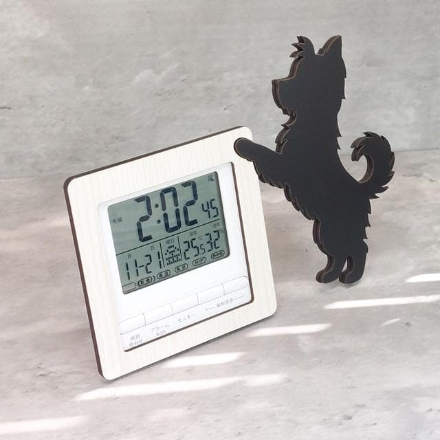 【電波時計】ワンちゃんが寄り添う電波デジタル時計 ― ヨークシャーテリア　黒