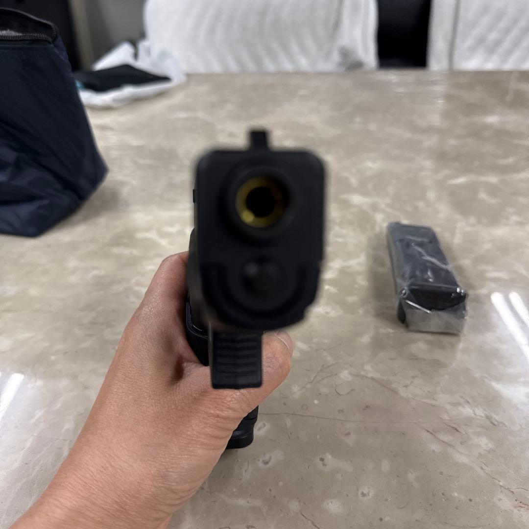 ④GLOCK 19 ガスガン、マガジン付き