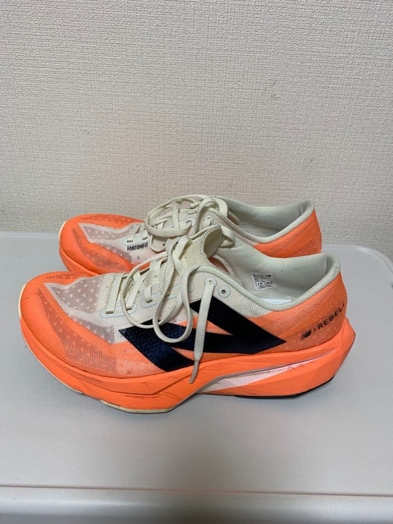 送料込！ニューバランス　フューエルセルレベル4 25.5
