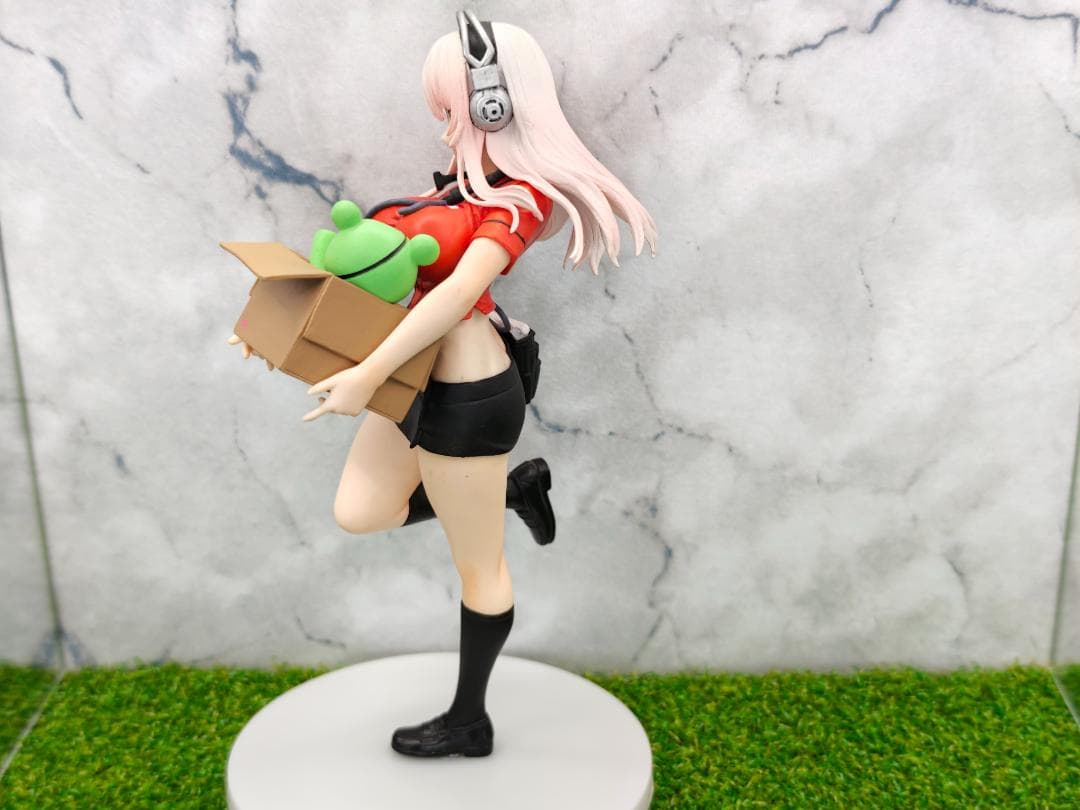 GRG × すーぱーそに子 レースクィーンフィギュア＆タイトー制服フィギュア