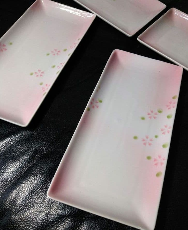 ♣素敵な桜【春のおもてなし】会席料理に⬛【有田焼・三峰窯の春桜柄長皿】⬛新品２皿