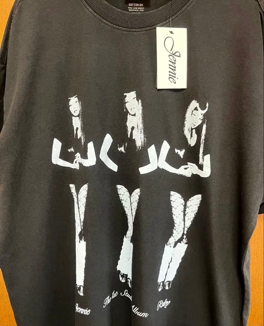 Jennie グラフィックプリント Tシャツ M ブラック