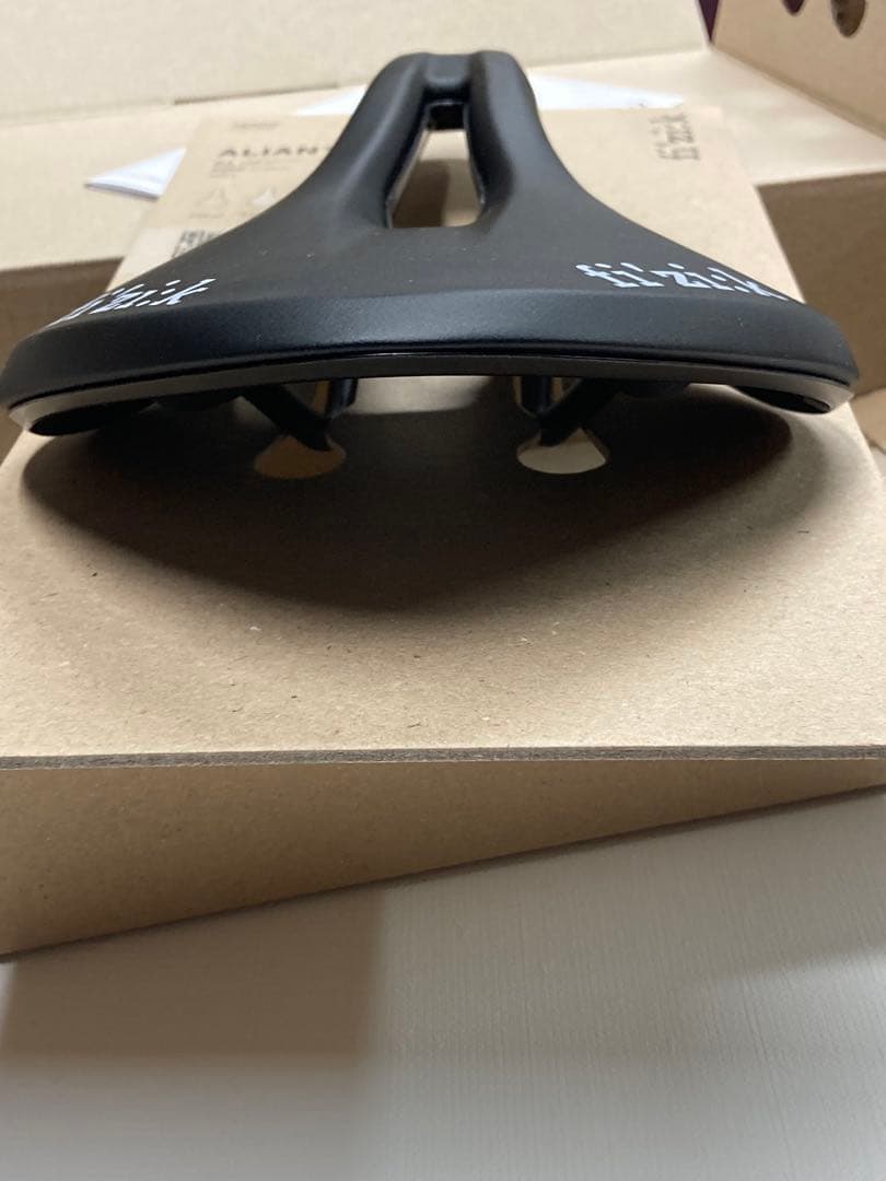 fizik Aliante 277×155mmサドル ブラック