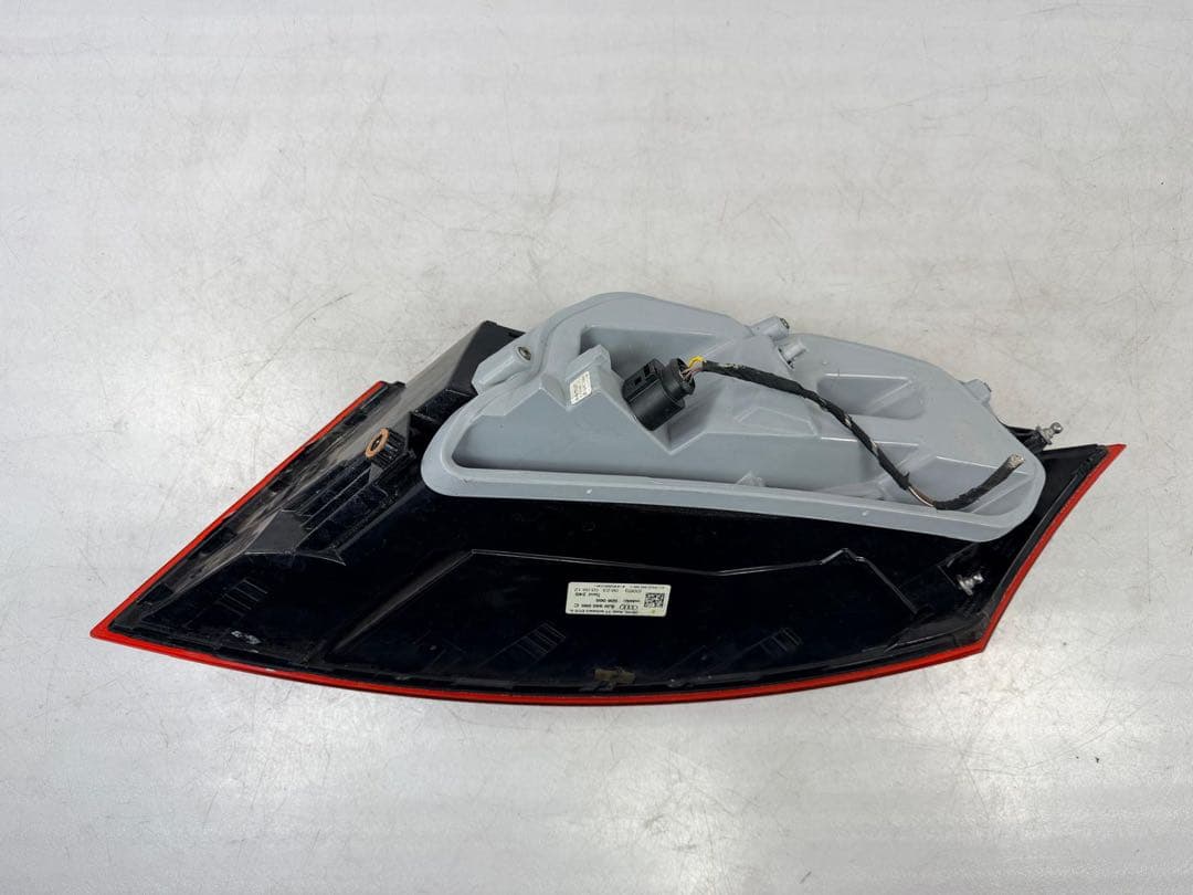 アウディ TT 8J 純正 左テールランプ 8J0945095C E-75