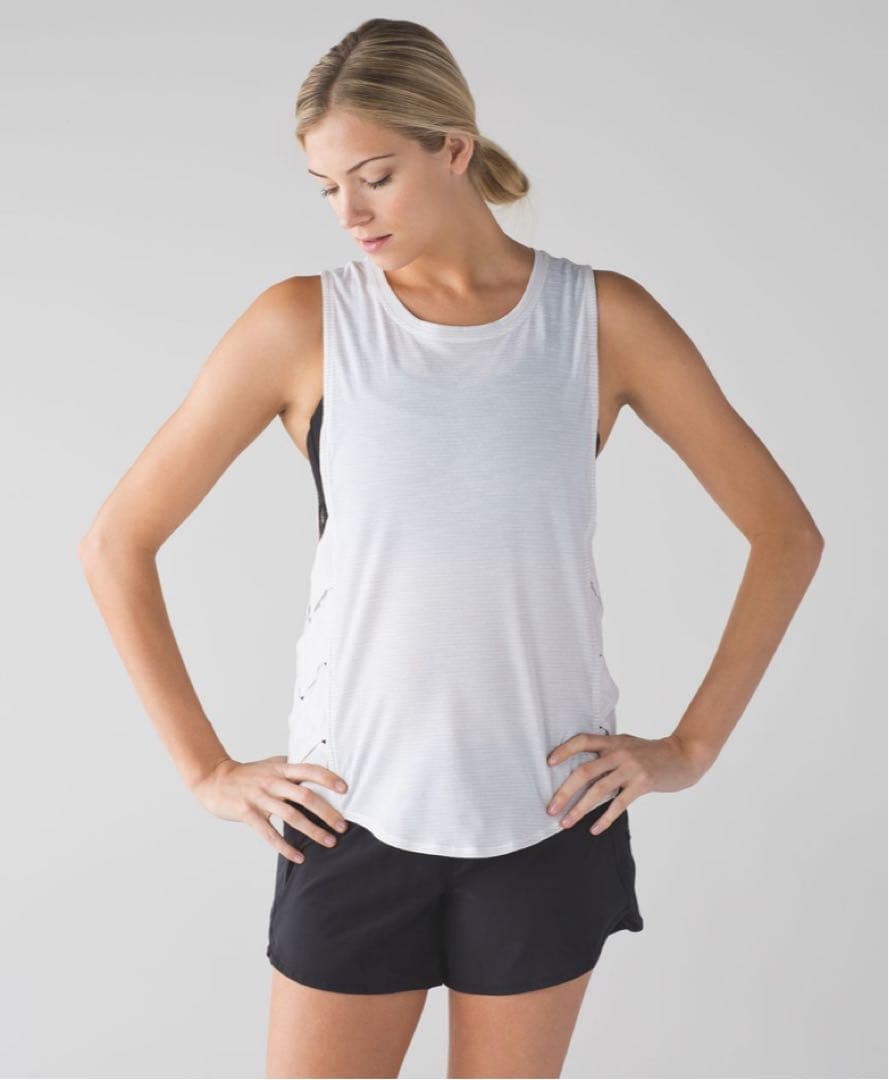 【希少】lululemon ルルレモン タンクトップ サイドクロスデザイン