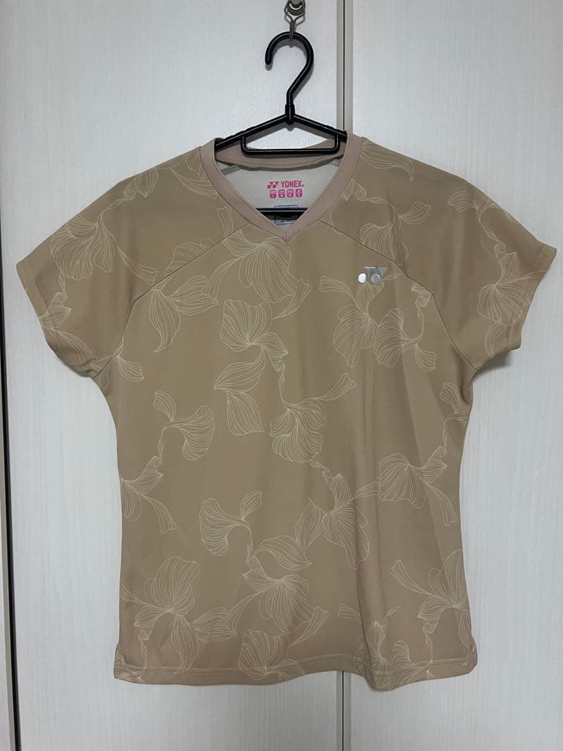 ヨネックス　花柄ベージュTシャツとブラウンショーツセット