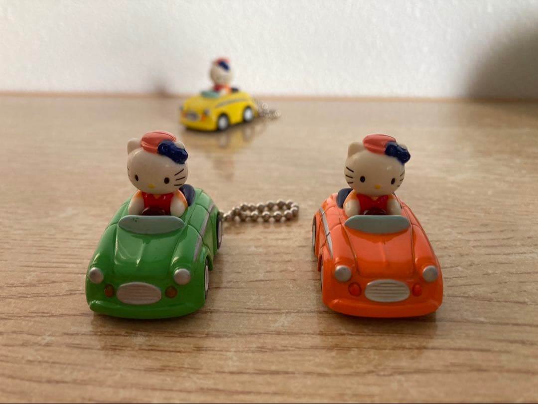 ハローキティキーホルダーミニカー