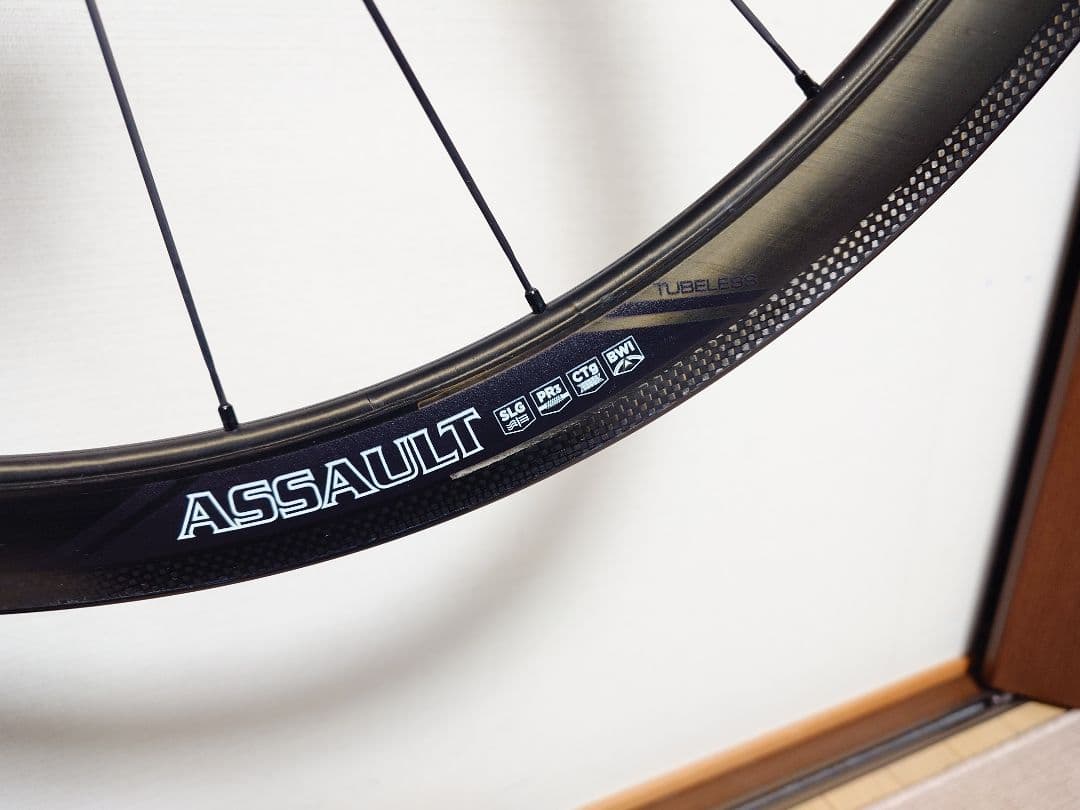 REYNOLDS『ASSAULT』カーボンチューブレスクリンチャーフロントホイル