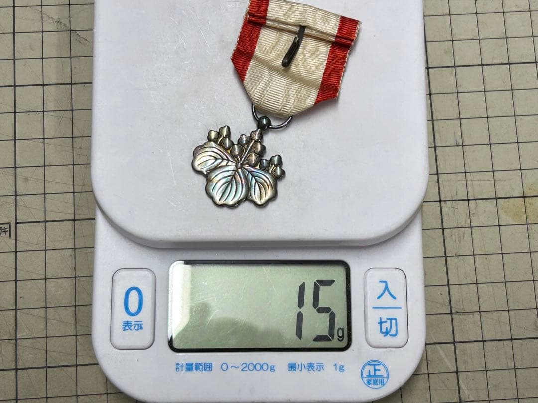 勲八等白色桐葉章　記念品　銀製　徽章　ケース付き