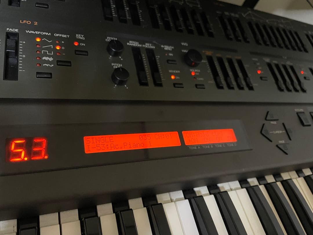 Roland JD-800 ※一応動作と音は出ますが色々とジャンク！