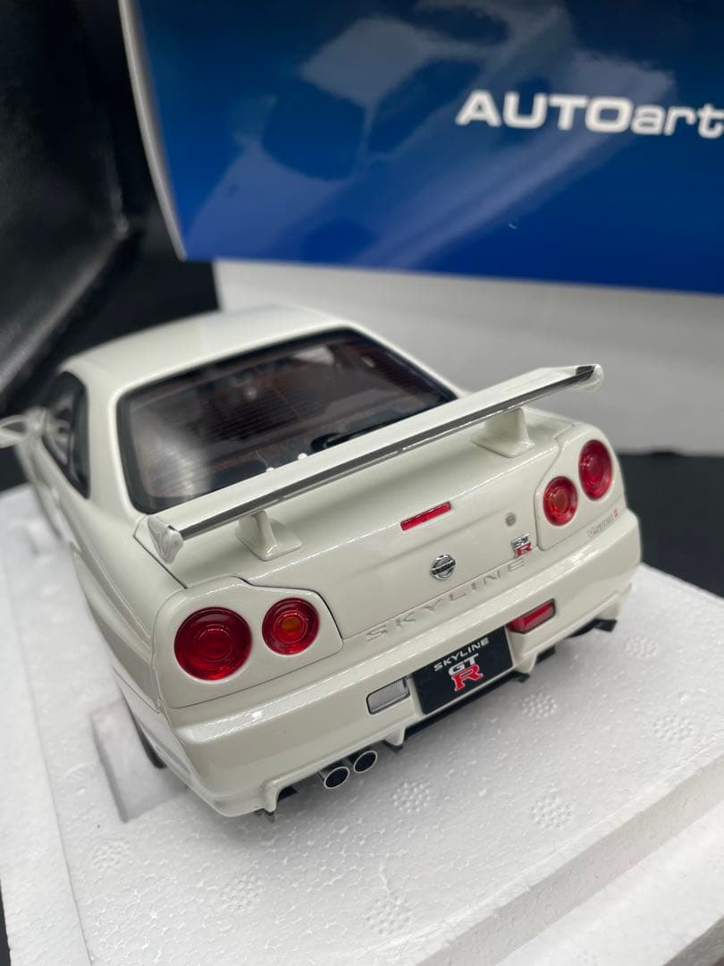 AUTOart Nissan Skyline GT-R R34 ホワイト