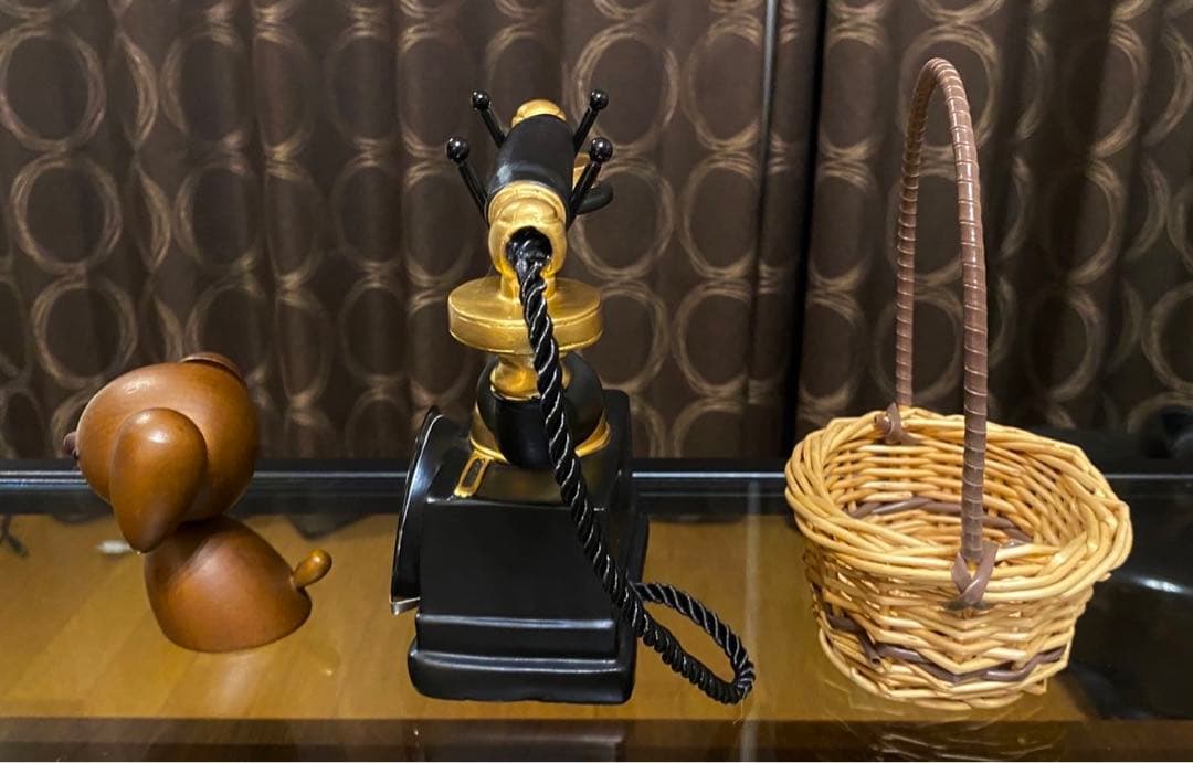 昭和レトロインテリア【美品】黒電話 木製の犬 カゴ 3点セット