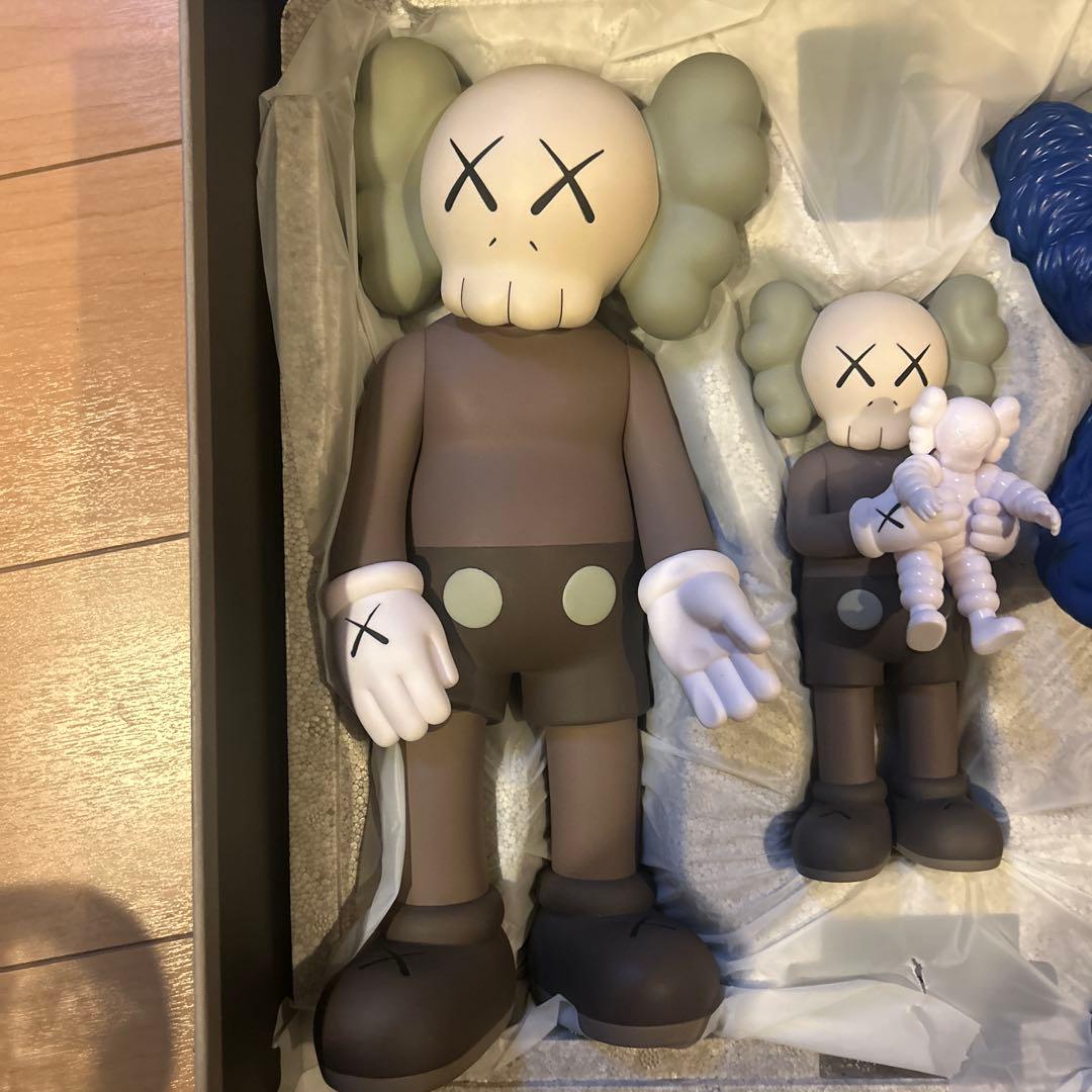 KAWS FAMILY フィギュア カウズ 希少 絶版