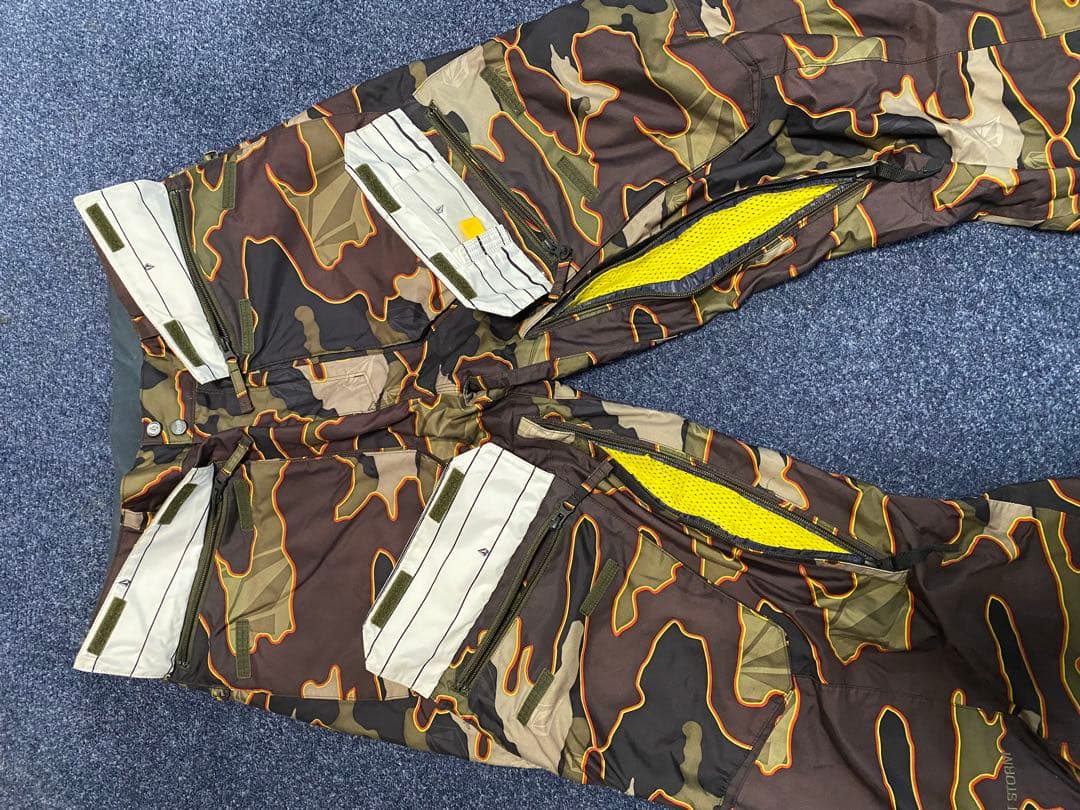 迷彩スノーボードパンツ（VOLCOM）