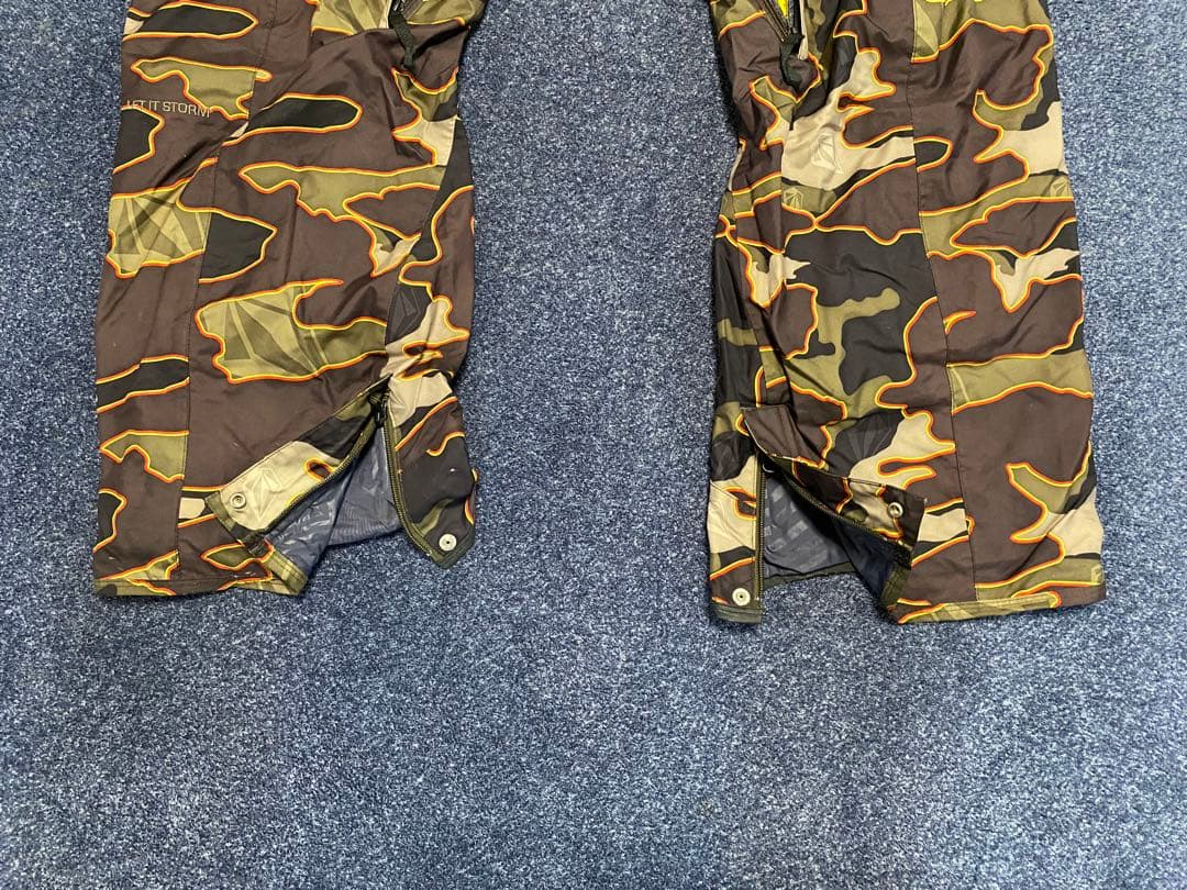迷彩スノーボードパンツ（VOLCOM）