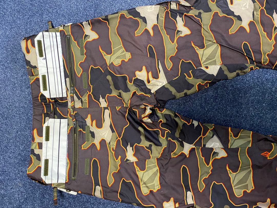 迷彩スノーボードパンツ（VOLCOM）