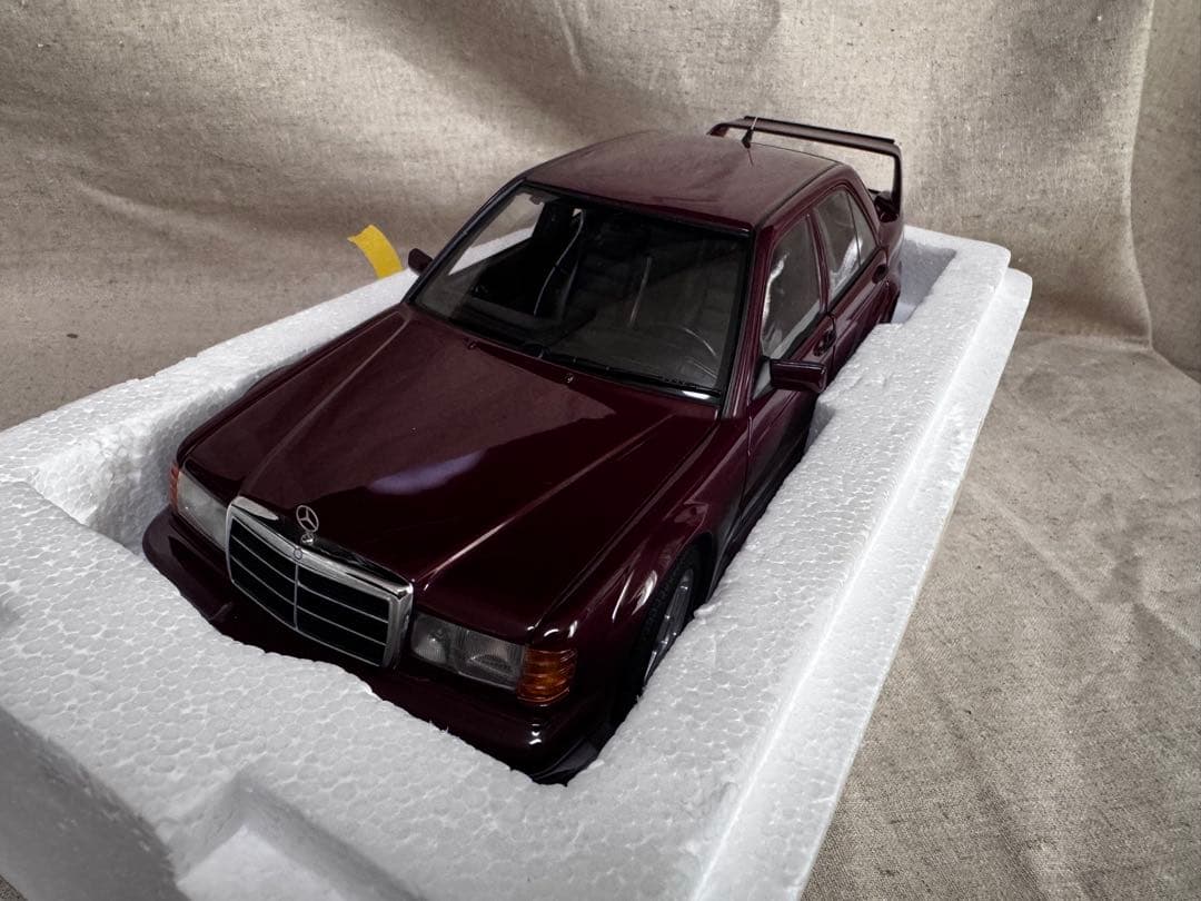 ミニカー Mercedes-Benz 190E 2.5-16V EVO2 1:18
