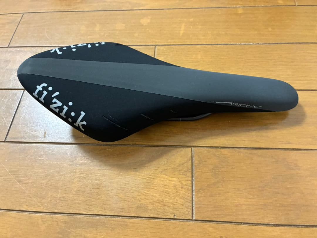 fi’zi:k ARIONE R3 サドル 品番：74B5SWSA09F04