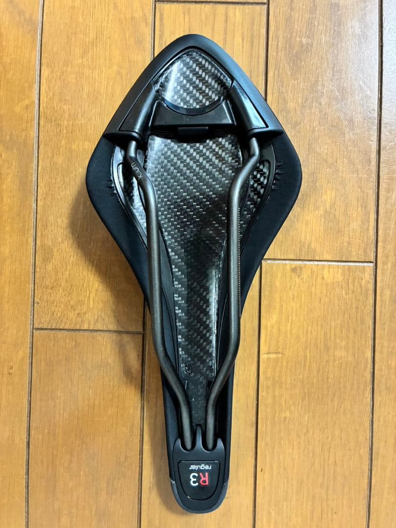 fi’zi:k ARIONE R3 サドル 品番：74B5SWSA09F04