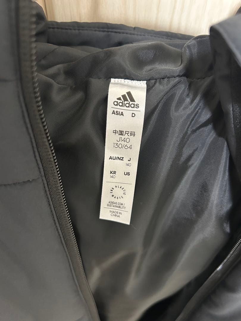 《クロワッサン》adidas ベンチコート 140センチ　黒