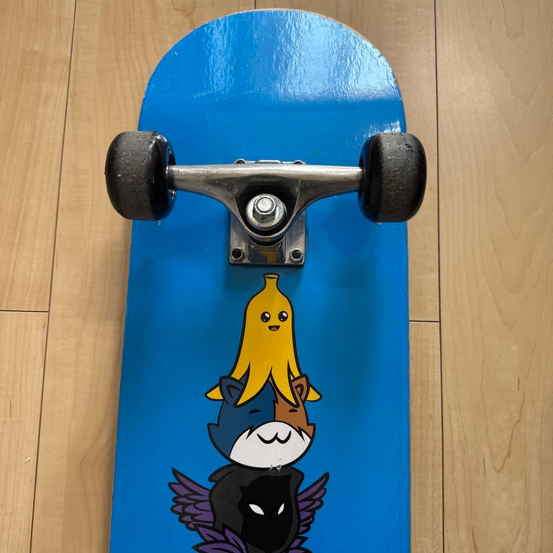 青いキャラクター付きスケートボード