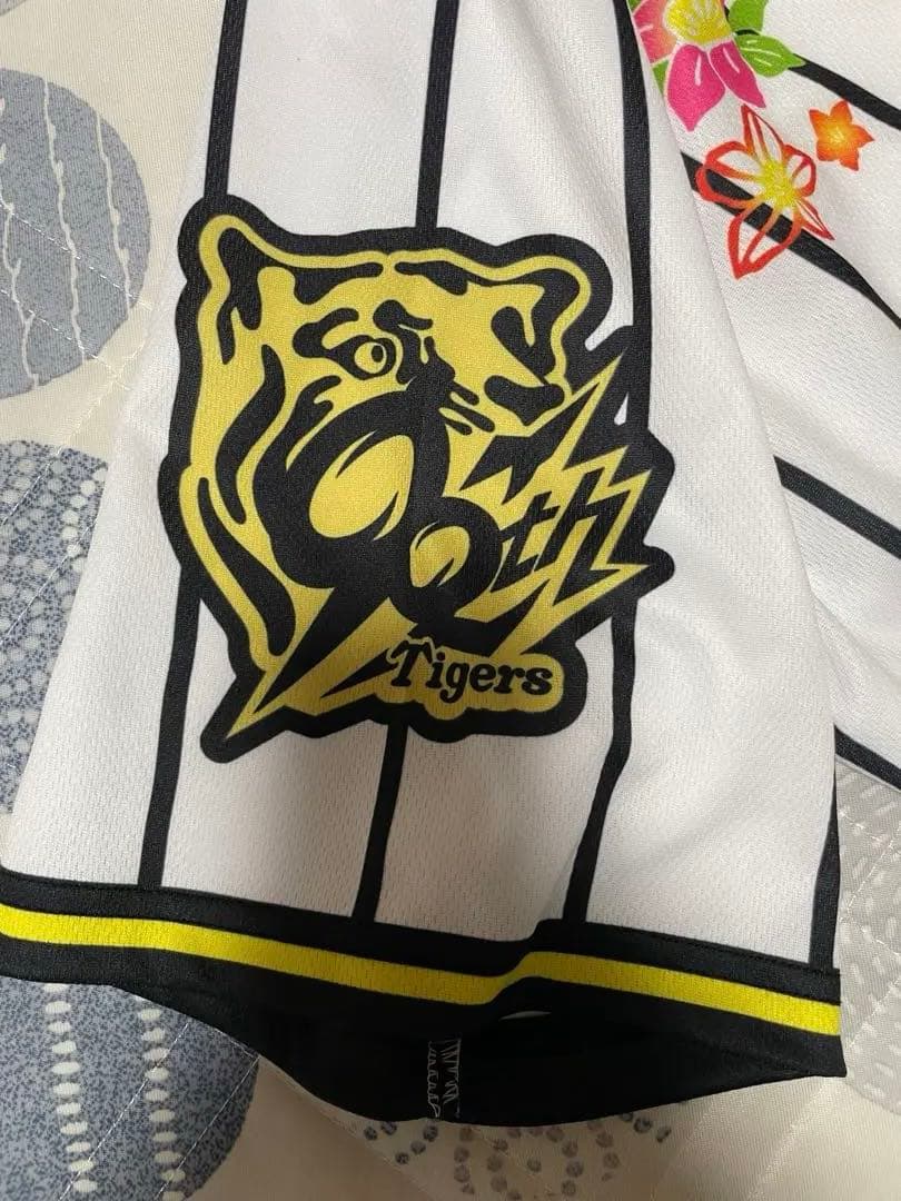 め*中様 阪神タイガース 沖縄限定ユニフォーム 佐藤輝明　おまけ付き