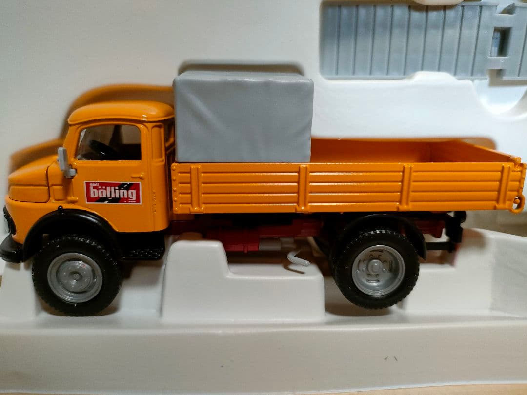 ミニカー 4117 Siku Mercedes-Benz 710 & Kramer 411
