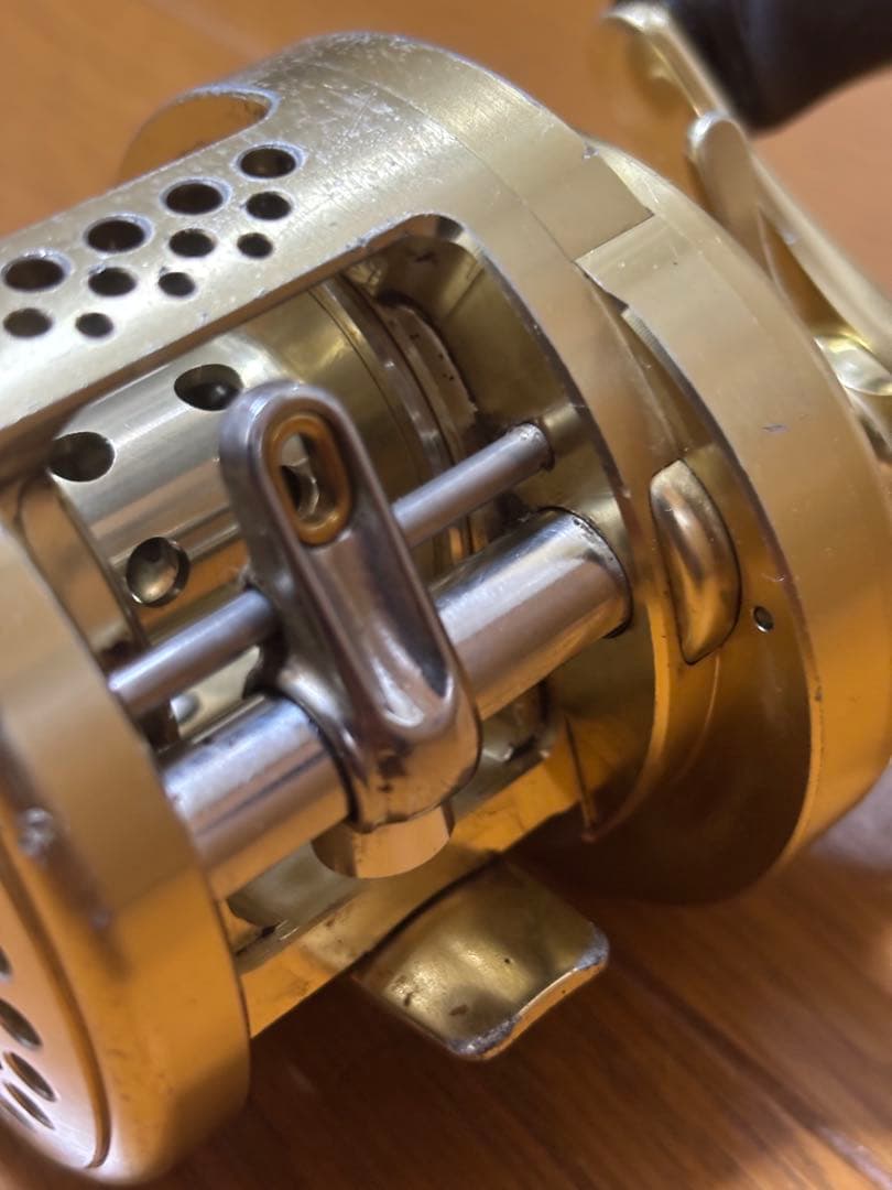 SHIMANO シマノ カルカッタコンクエスト201 左ハンドル