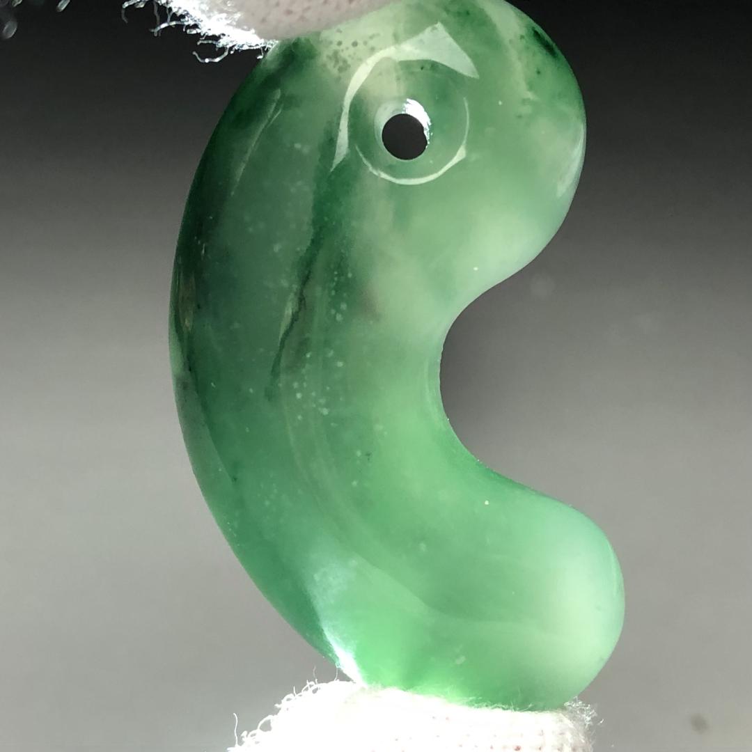 勾玉 硬玉　翡翠　ヒスイ 天然 一点物 お守り