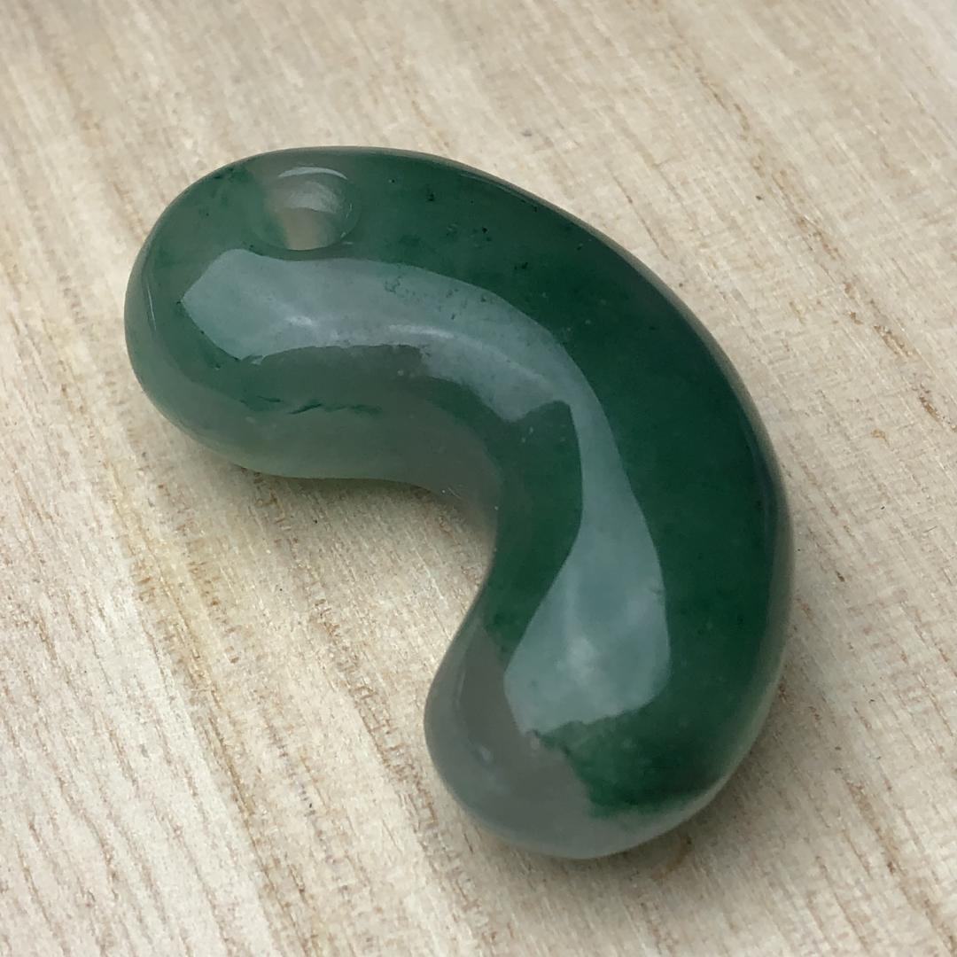 勾玉 硬玉　翡翠　ヒスイ 天然 一点物 お守り