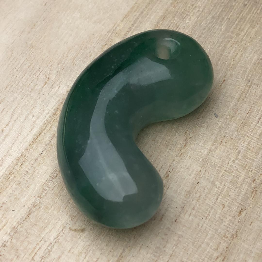 勾玉 硬玉　翡翠　ヒスイ 天然 一点物 お守り