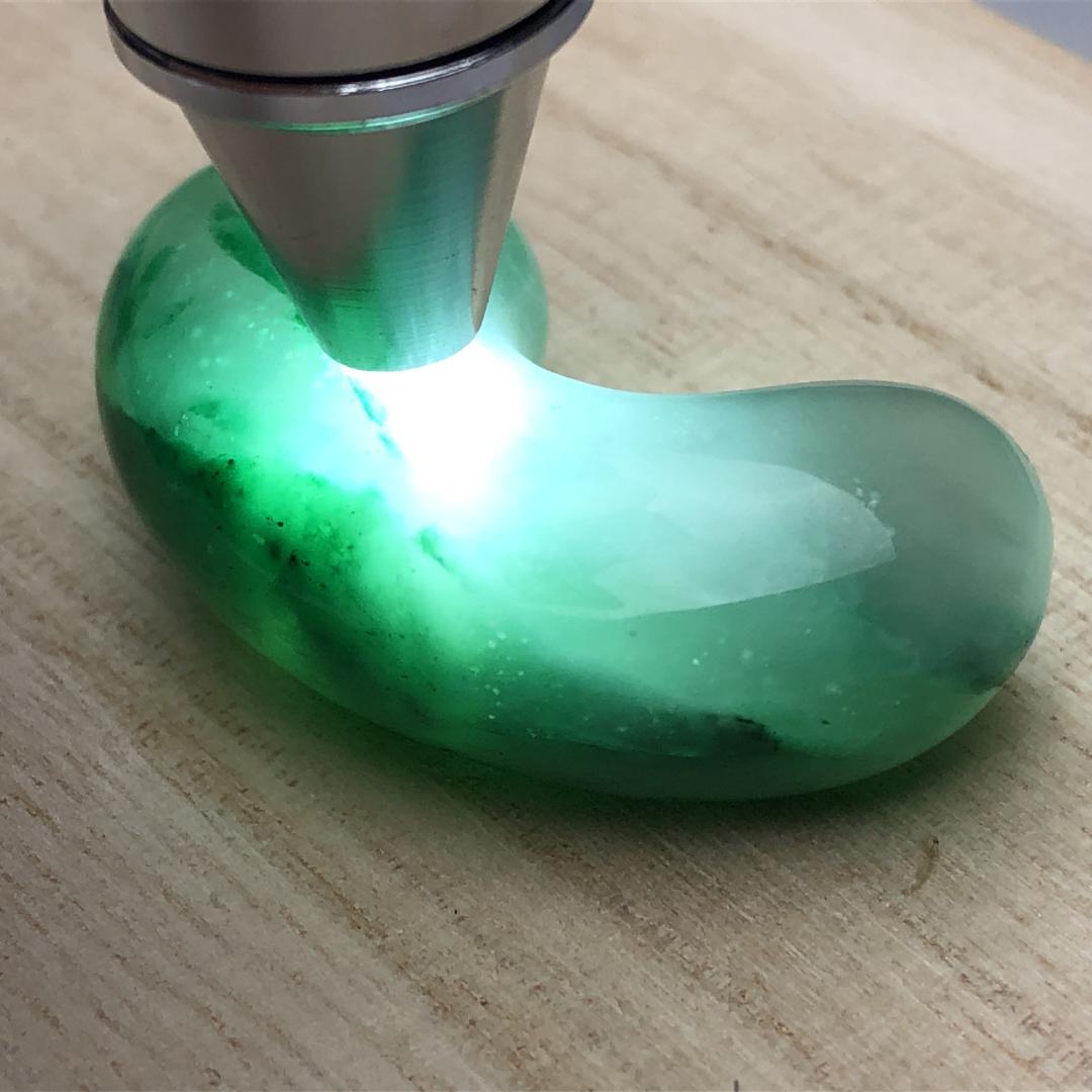 勾玉 硬玉　翡翠　ヒスイ 天然 一点物 お守り